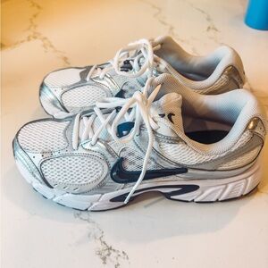 Nike women’s V5 RNR tennis shoes